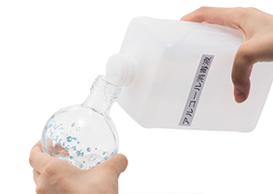 水が少なくなったら、キャップをボトル受け装着後、本体よりボトルを外し、水または指定の消毒液を追加します。